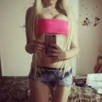 Platin Eskortlar'daki Eğlenceyi Taçlandıran Sıra Dışı Kadın: Güzelliğin ve Cüretin Yansıması