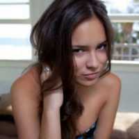 Yabancı Eskortlar Bölgesinden Sofistike ve Çekici Bir Bayan Figürü